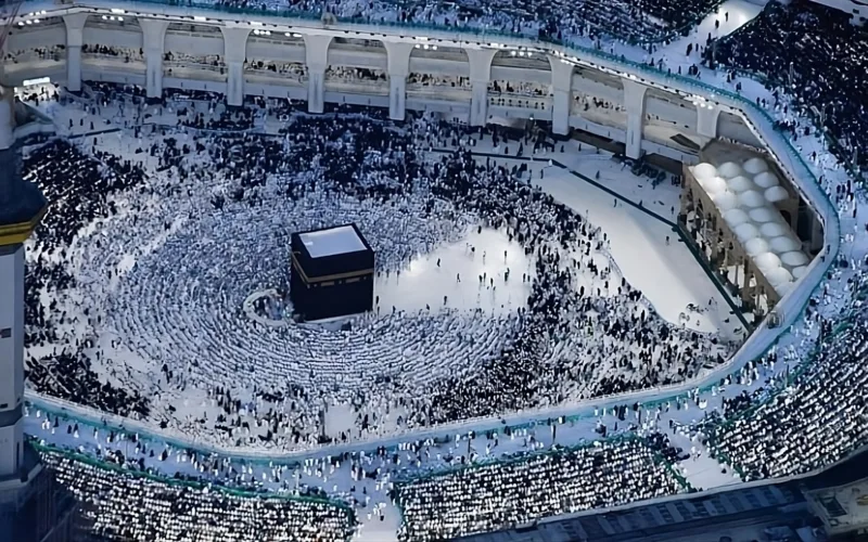 Shalat Tarawih 10 Rakaat di Masjidil Haram beserta Imamnya